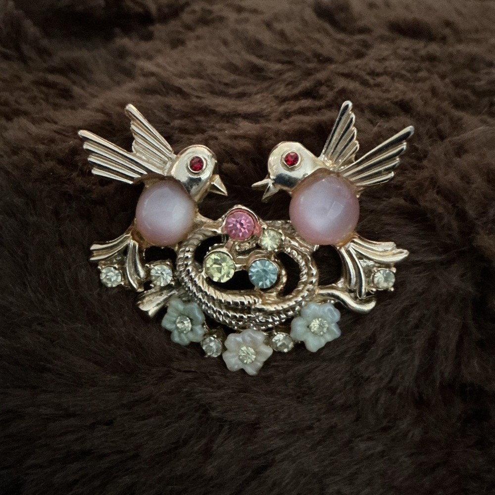 Mid-century figural brooch (very 1940s–1950s vibes) unsigned